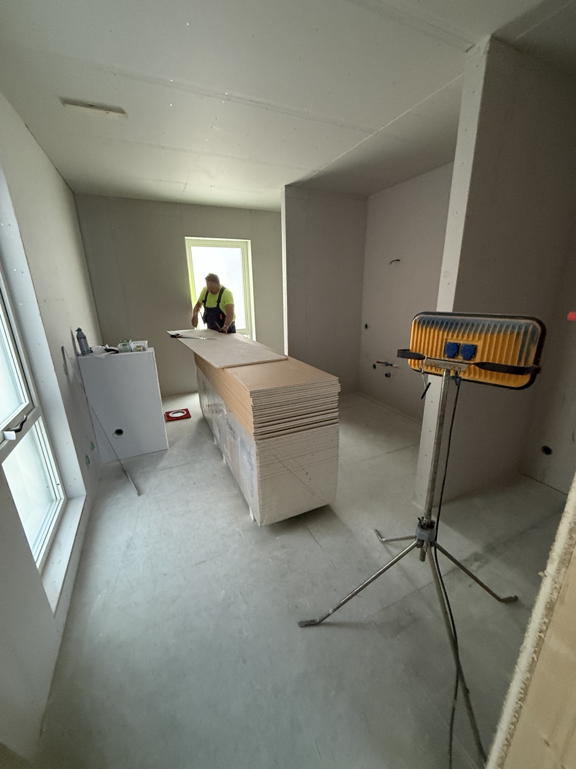 Arbetsbild från badrum under uppbyggnad i villa i Sollentuna