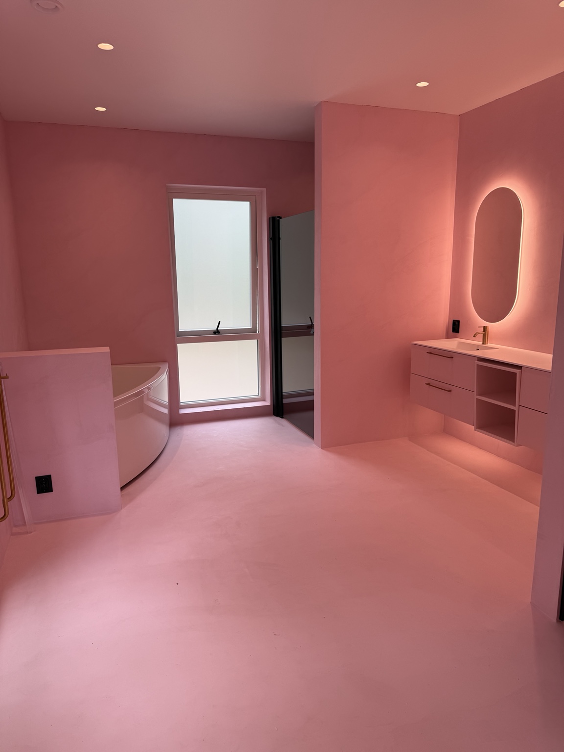 Färdigt rosa badrum med microcement i villa i Sollentuna