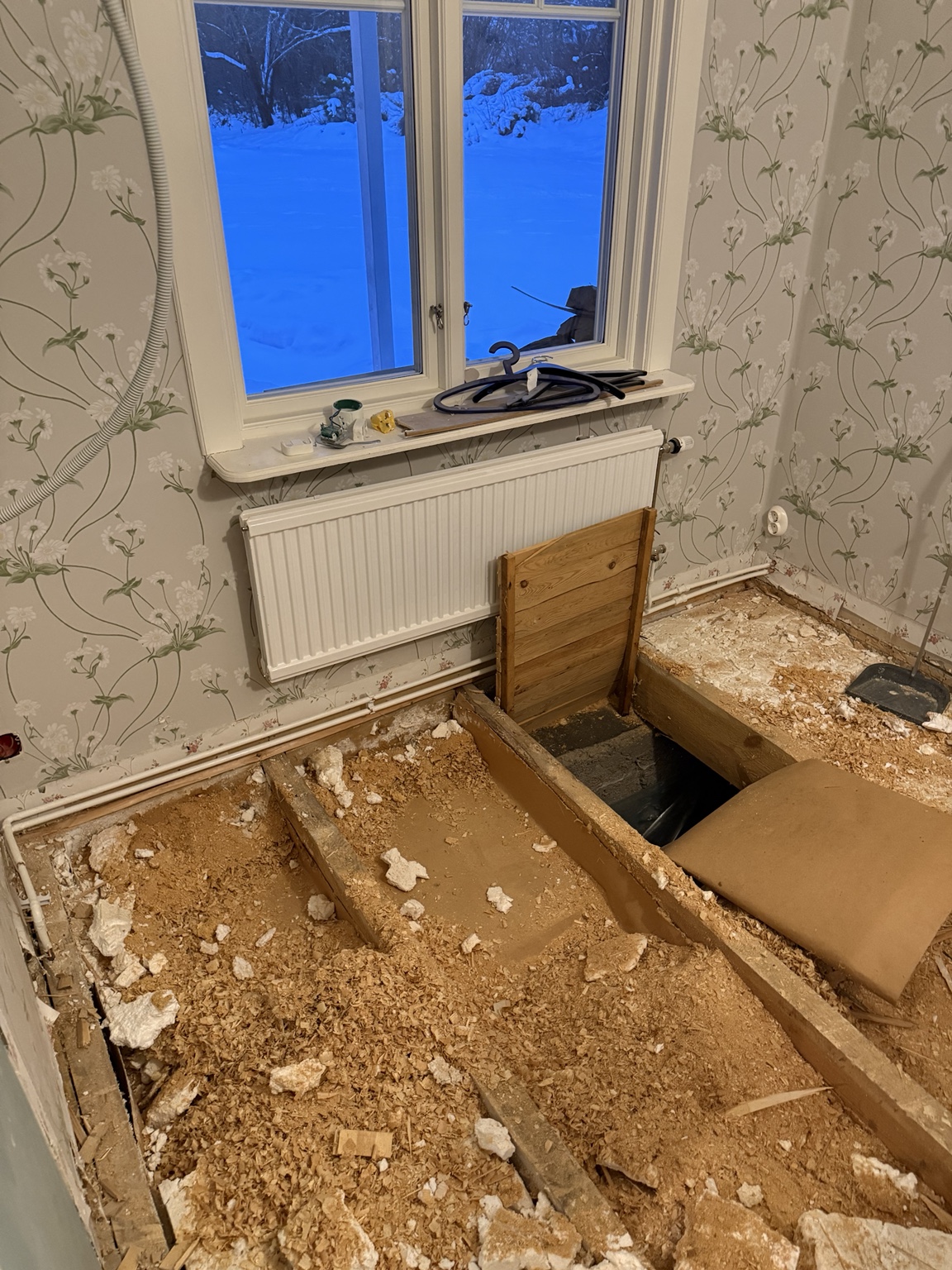 Golvuppbyggnad under arbete på Resarö