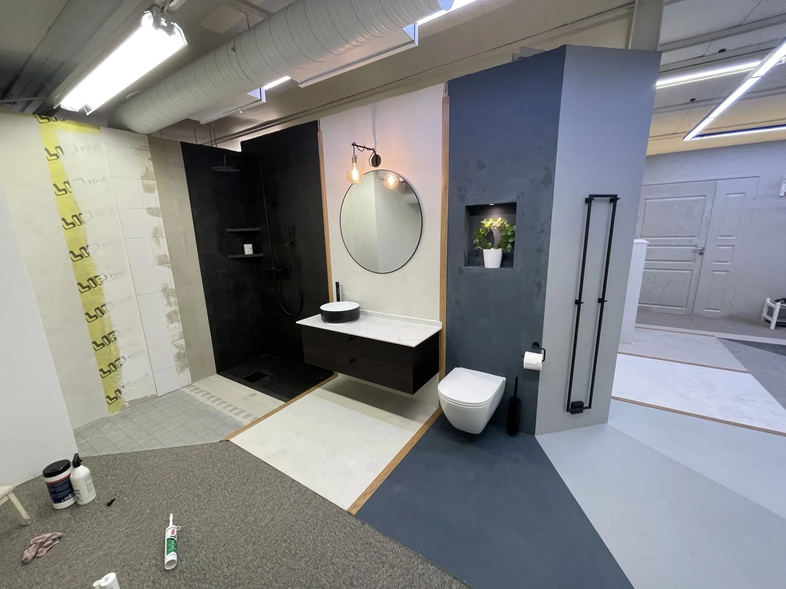 Material och badrumsinredning i Stocksund Entreprenads showroom