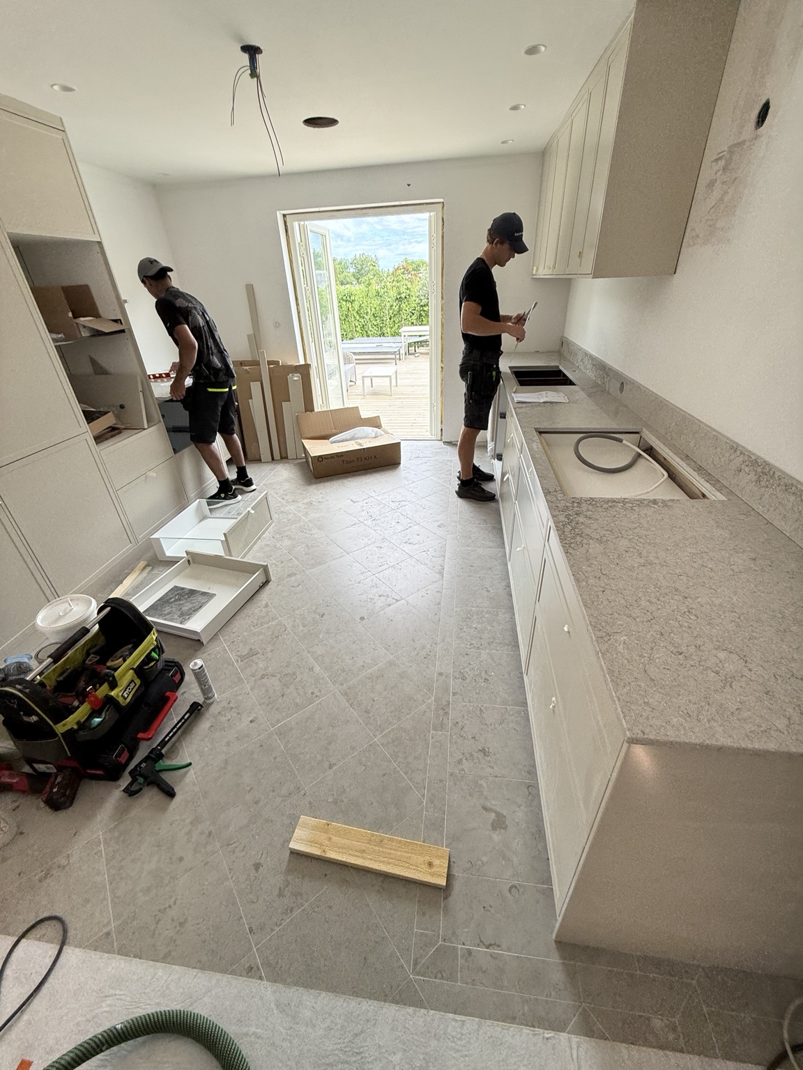 Köksmontering under renoveringen av Villa Stocksund